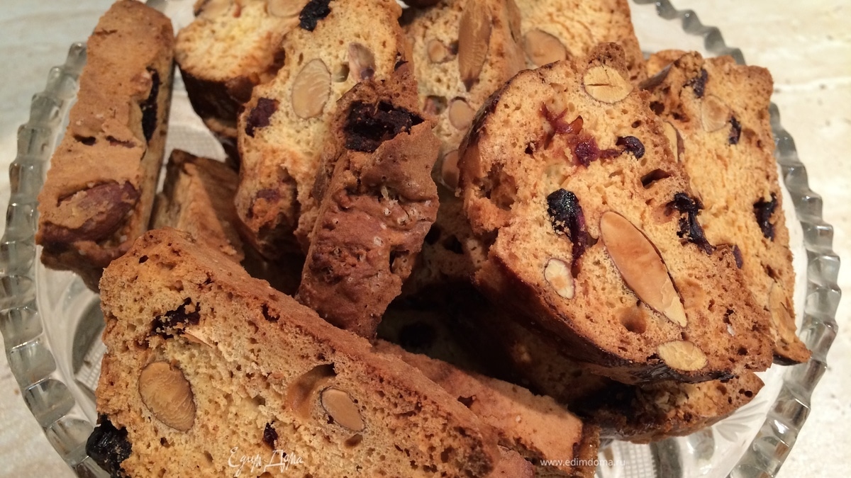 Кантучини с миндалем и вяленой вишней