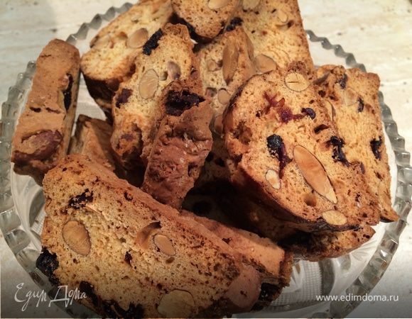 Кантучини с миндалем и вяленой вишней