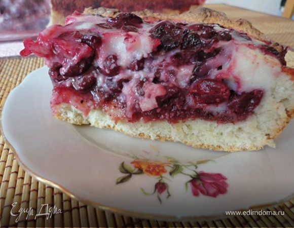 Вишневый пирог со сливочной глазурью