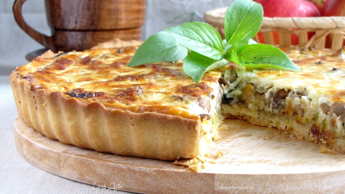 Пирог с луком-пореем и белыми грибами