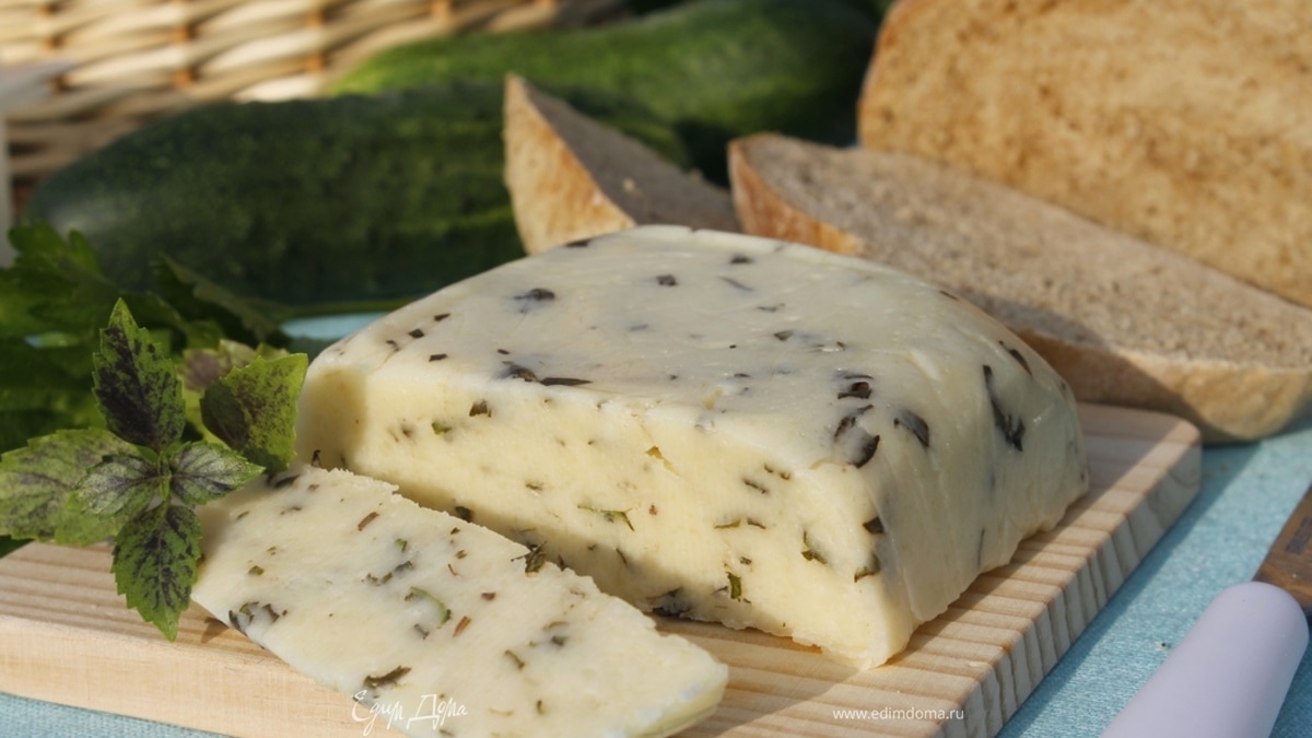 Домашний сыр с базиликом