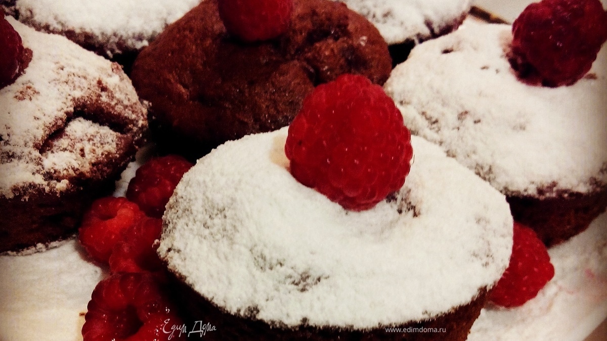 Шоколадные маффины с малиной