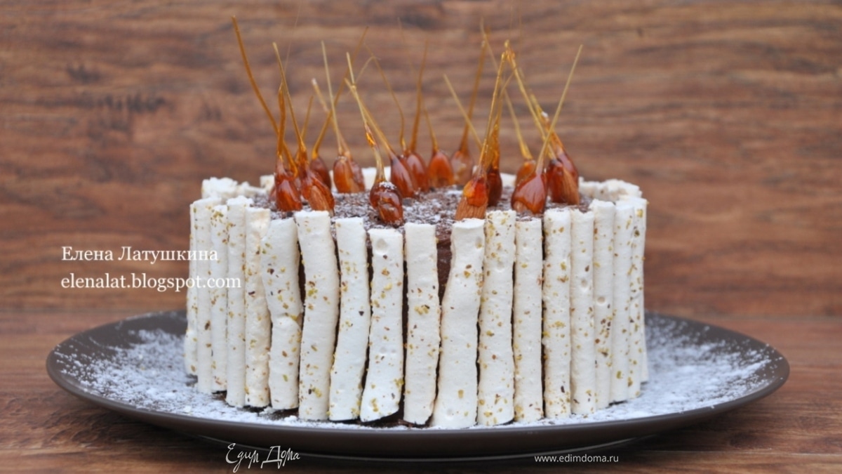 Миндальный торт с шоколадным муссом, безе и карамелью