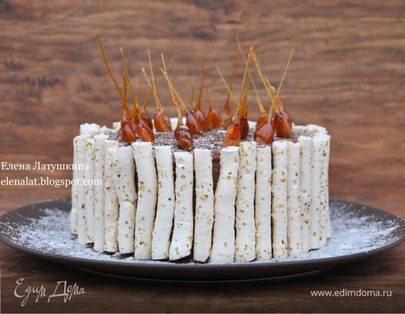 Миндальный торт с шоколадным муссом, безе и карамелью