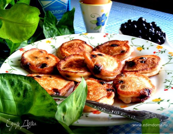 Оладьи со свежей черникой на сметане