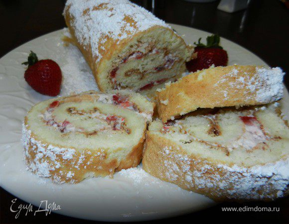 Рулет с клубникой и сливками (Cream-filled cake roll)