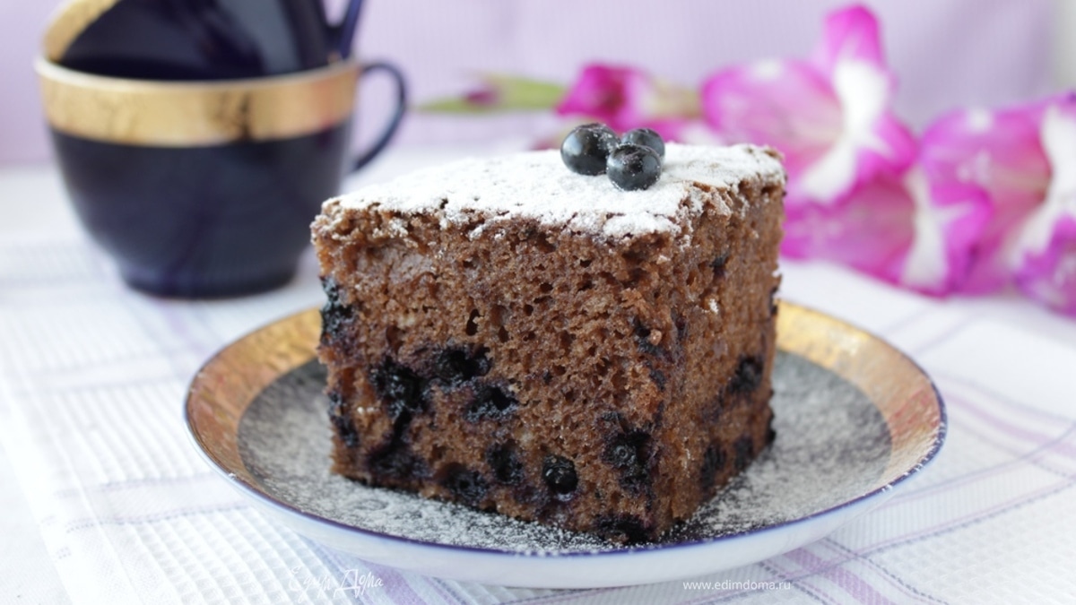 Шоколадный пирог с черникой