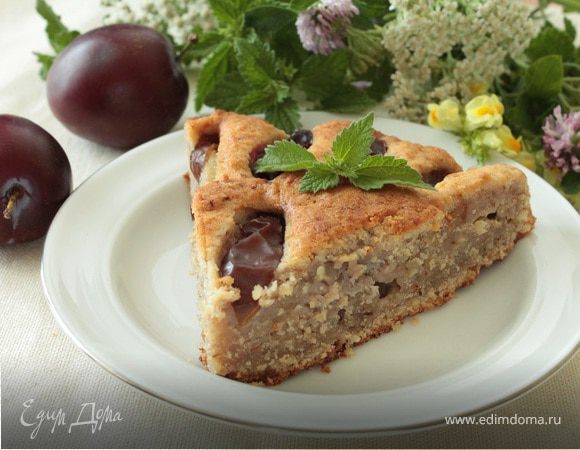 Творожно-ореховый пирог со сливами