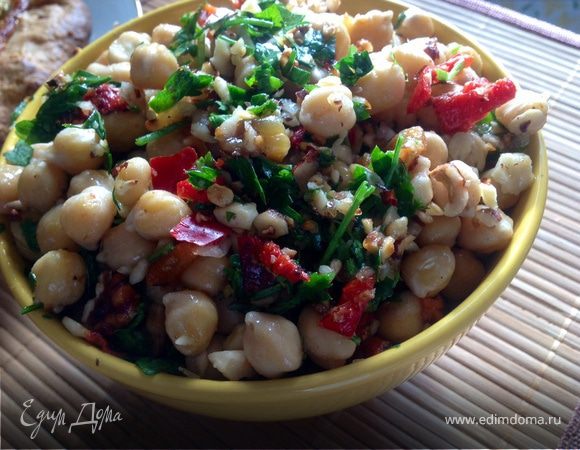 Каталонский салат с нутом, перцем и пикадой