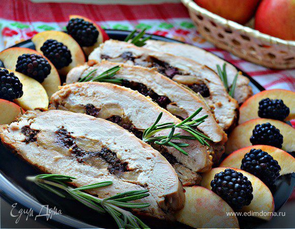Филе индейки, фаршированное ежевикой и яблоками