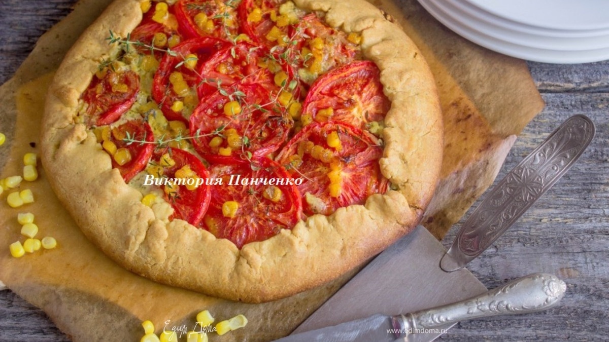 Галета с козьим сыром, запеченным чесноком, томатами и кукурузой