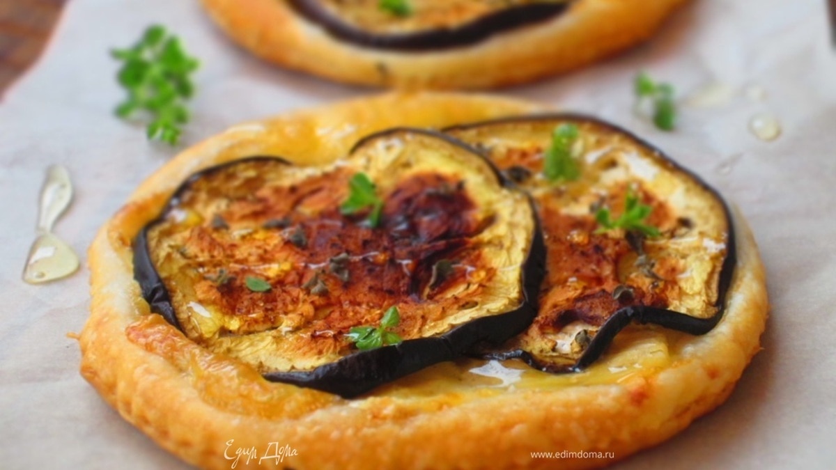 Тарталетки с баклажанами и сыром бри