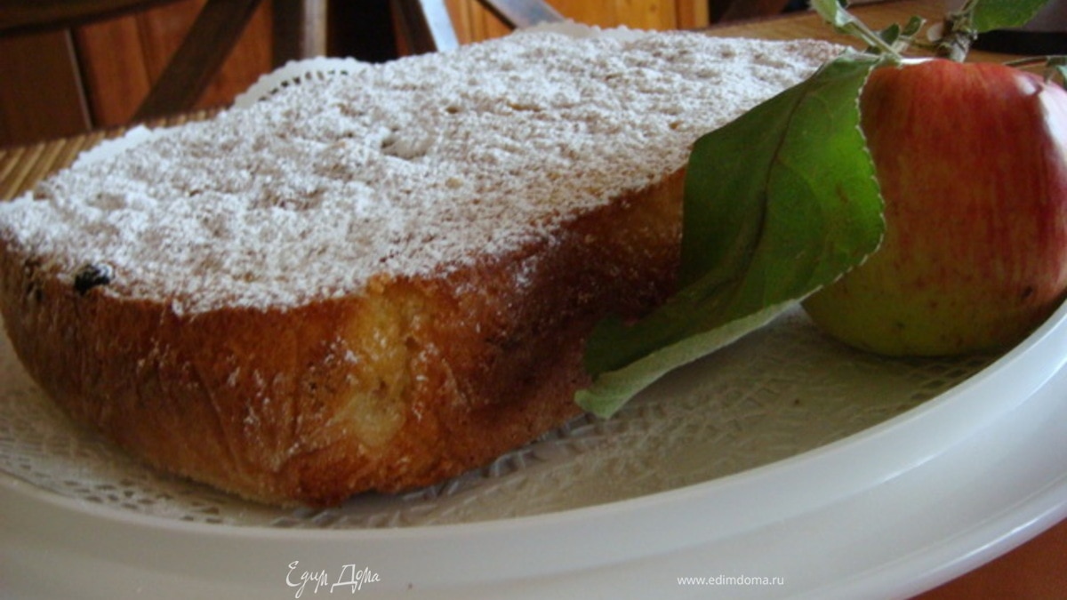 Шарлотка с яблоками и изюмом