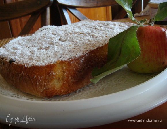 Шарлотка с яблоками и изюмом