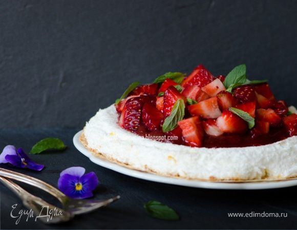 Торт "Павлова" с клубникой и мятой