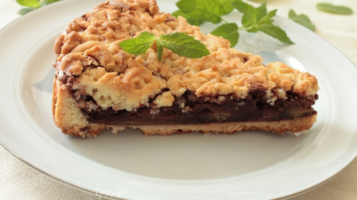 Сливовый пирог с шоколадным пудингом