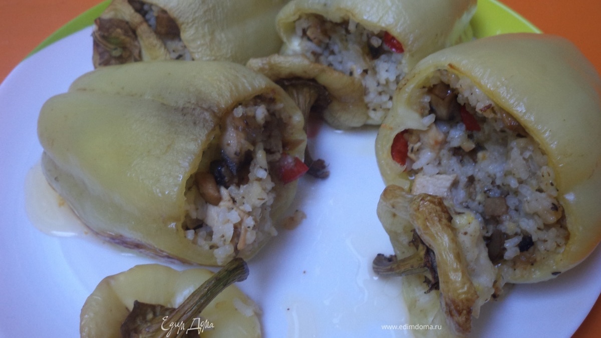 Перец, фаршированный рисом, курицей и перчиком чили