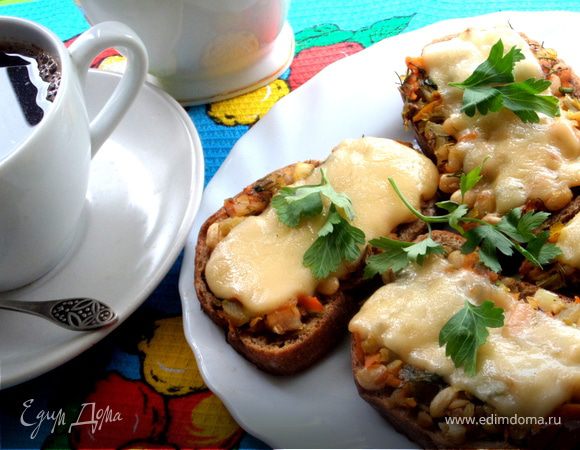 Бутерброды с овощной начинкой под сыром