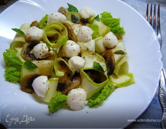 Салат с цукини, шампиньонами и моцареллой