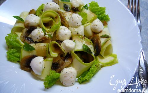 Рецепт Салат с цукини, шампиньонами и моцареллой