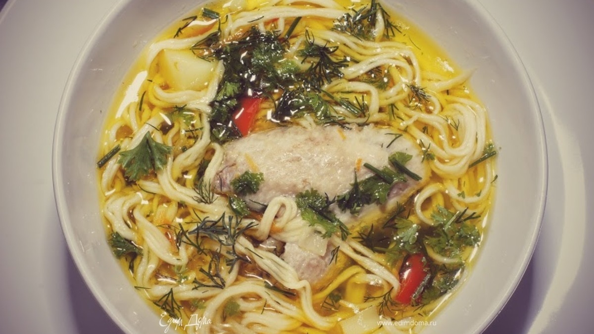 Куриный суп с домашней лапшой и сладким перцем