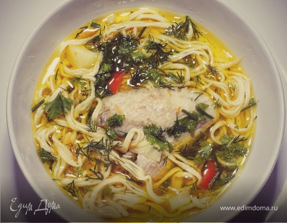 Куриный суп с домашней лапшой и сладким перцем Куриный суп с домашней лапшой и сладким перцем