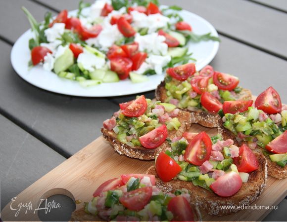 Брускетта с цукини, зеленым луком и беконом