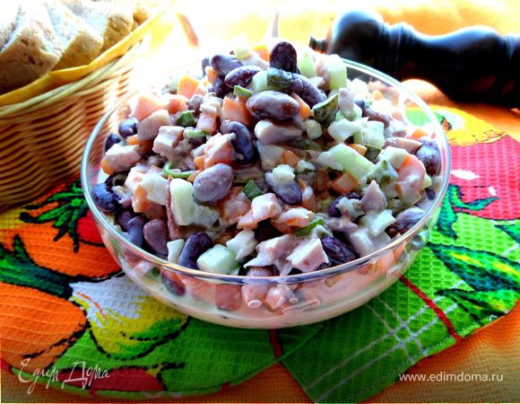 Салат с копченой курицей и фасолью