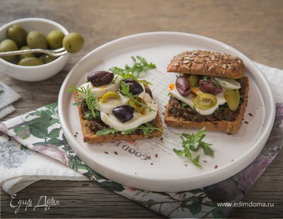 Шведские хлебцы с моцареллой и соусом из маслин Шведские хлебцы с моцареллой и соусом из маслин