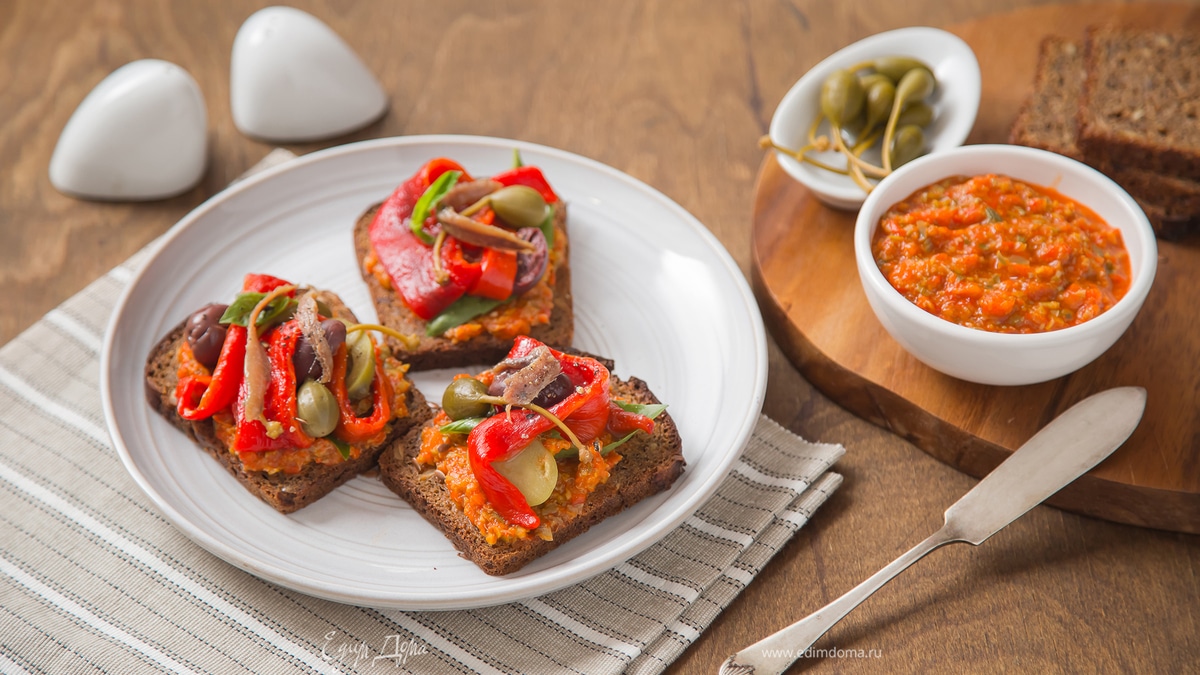 Тосты с печеными перцами и анчоусами
