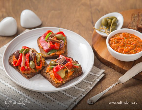 Тосты с печеными перцами и анчоусами