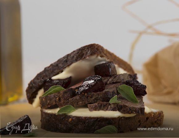 Сэндвич с телятиной и розмарином