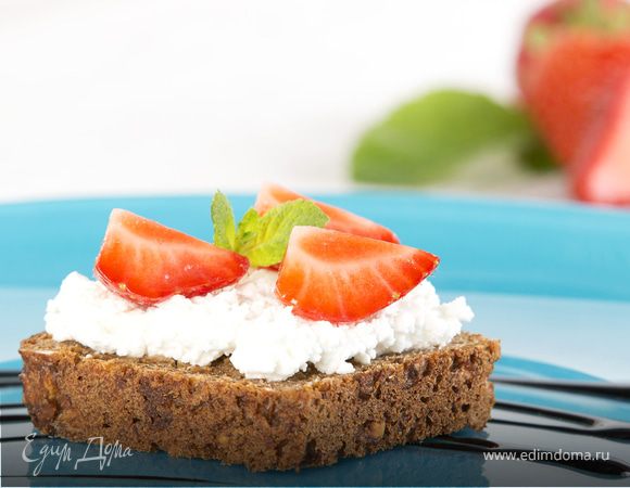 Бурже с козьим сыром и клубникой