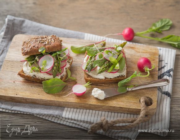 Шведские хлебцы со сливочным сыром, спаржей и редисом Шведские хлебцы со сливочным сыром, спаржей и редисом