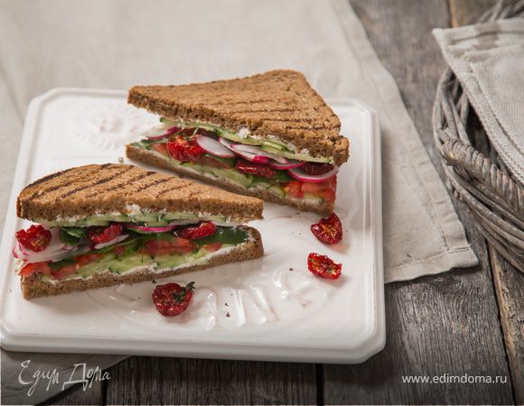 Сэндвич с овощами и сливочным сыром