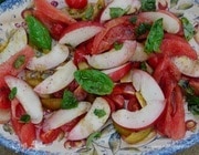 Салат из помидоров с нектаринами и базиликом