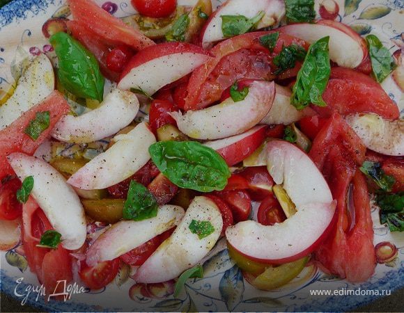 Салат из помидоров с нектаринами и базиликом Салат из помидоров с нектаринами и базиликом