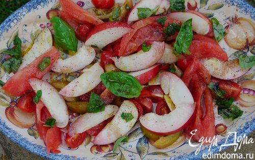 Рецепт Салат из помидоров с нектаринами и базиликом