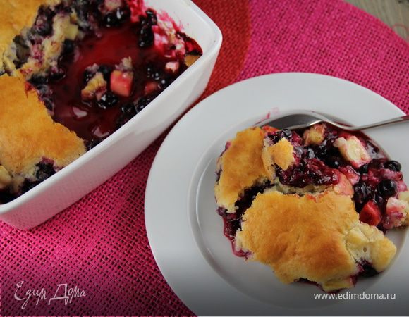 Кобблер с яблоками и черной смородиной