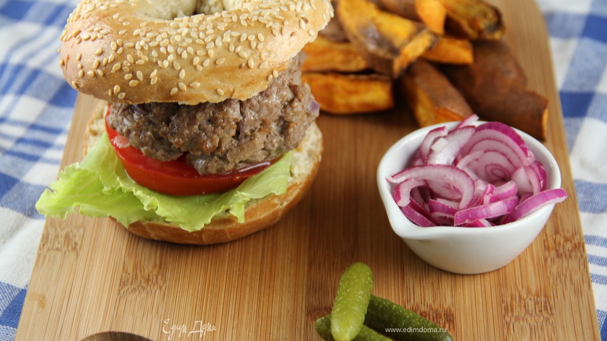 Гамбургер из говядины с чипсами из сладкого картофеля
