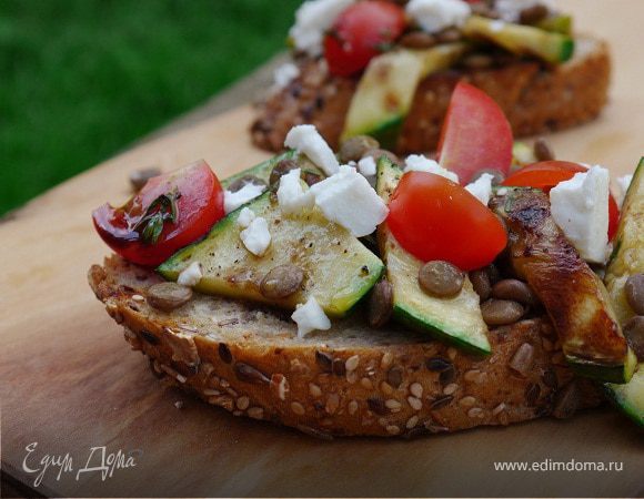 Брускетта с чечевицей, фетой и цукини Брускетта с чечевицей, фетой и цукини