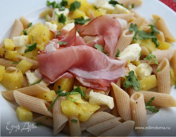 Экзотический салат из пасты с ананасом, моцареллой и ветчиной