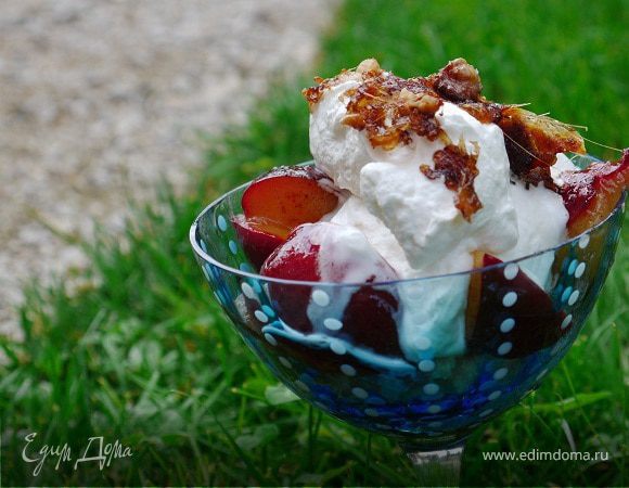 Взбитые сливки с томлеными сливами и карамелизированными орехами Взбитые сливки с томлеными сливами и карамелизированными орехами