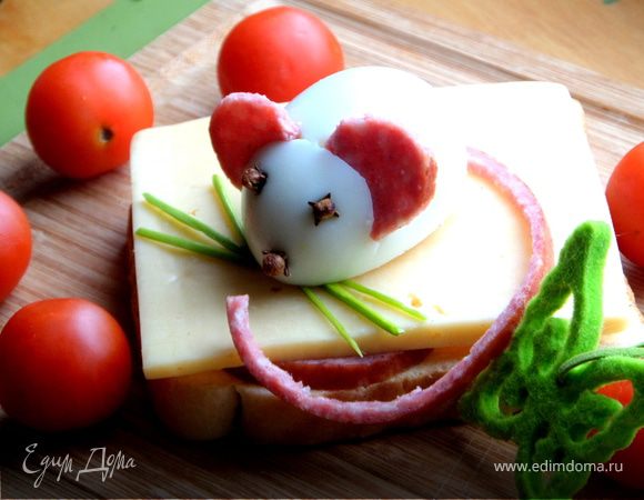 Бутерброд на завтрак с "мышкой" на сыре Бутерброд на завтрак с "мышкой" на сыре