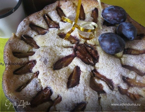 Пряный сливовый пирог с медом