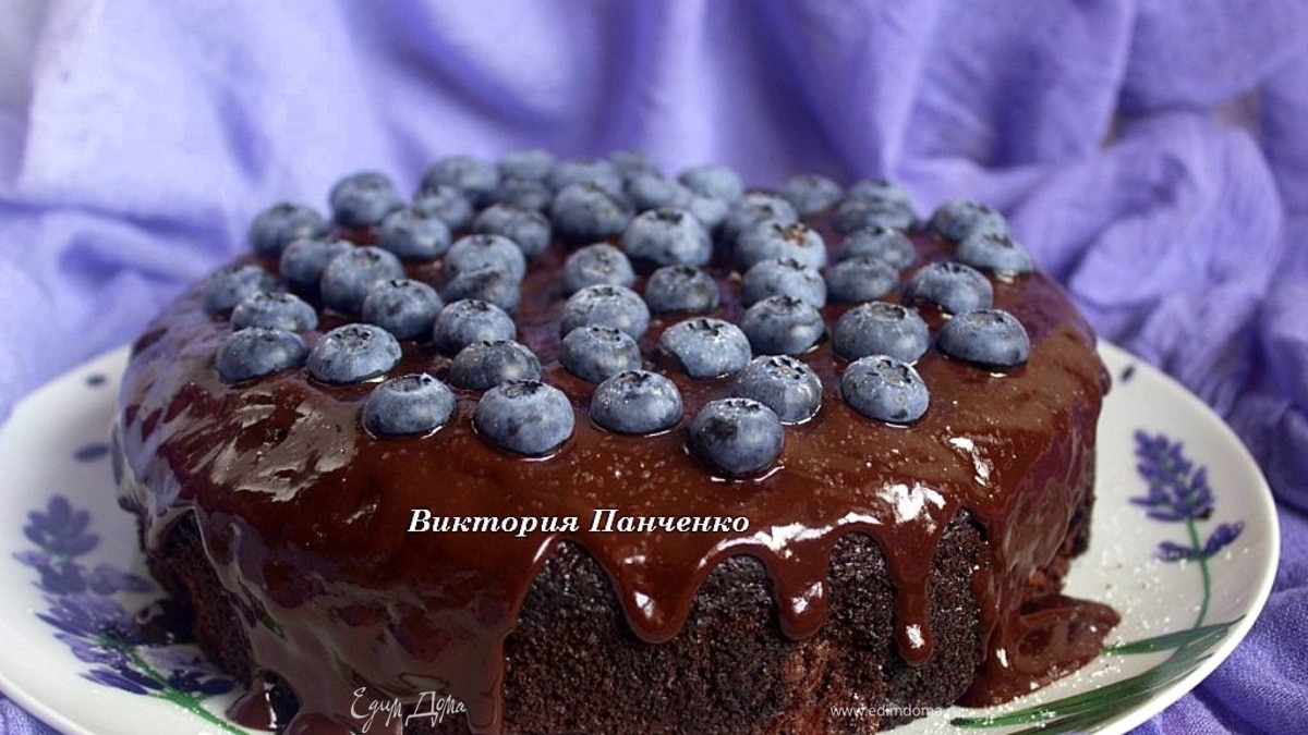 Шоколадный пирог с голубикой
