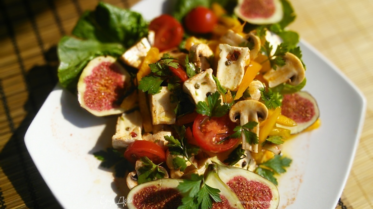 Салат с шампиньоны, камамбером и инжиром