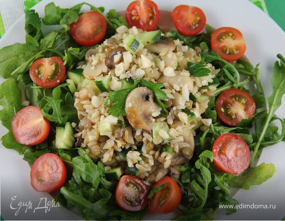 Салат из коричневого риса с шампиньонами и чечевицей