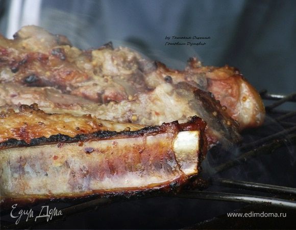 Свиные ребра в медовом маринаде на углях