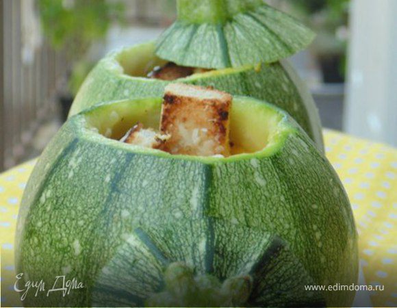 Cуп-пюре с курицей, овощами и пармезановыми гренками